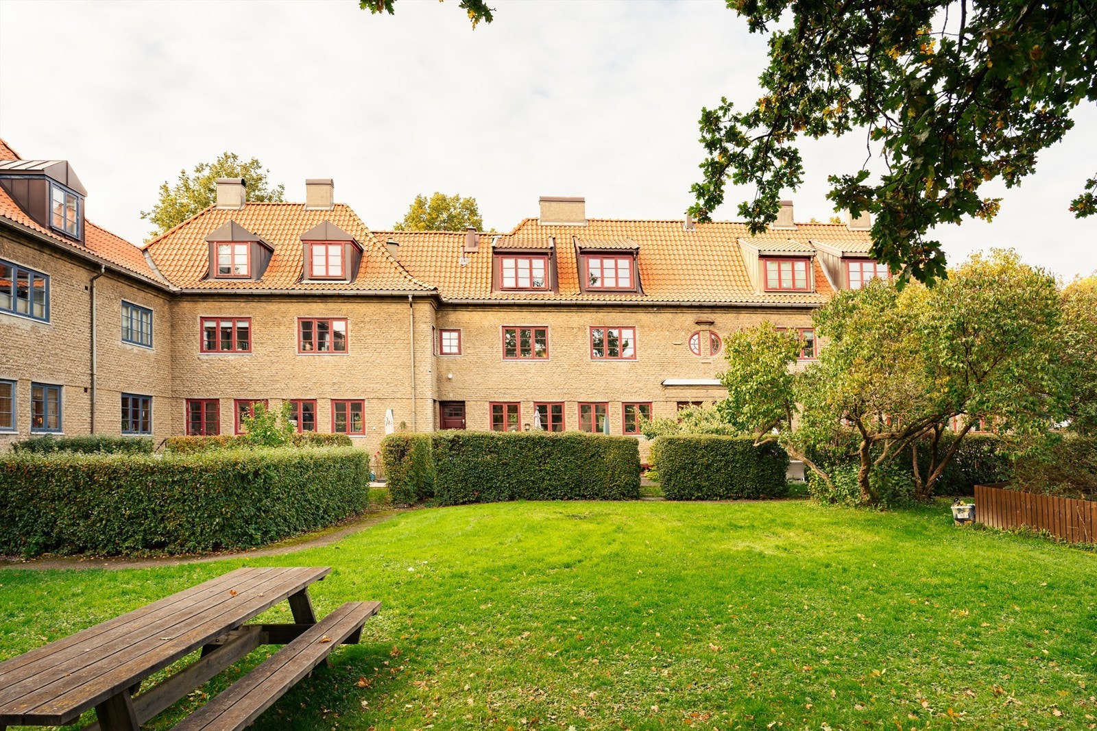 Hagebyen er kjent for sine karakteristiske småhus og fredelige atmosfære. Galleribilde