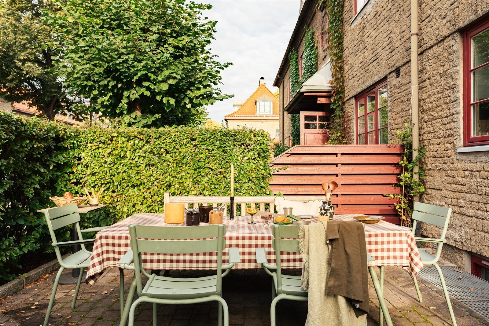 Her får du den perfekte plassen til å flytte middagene ut på sommerstid. Galleribilde