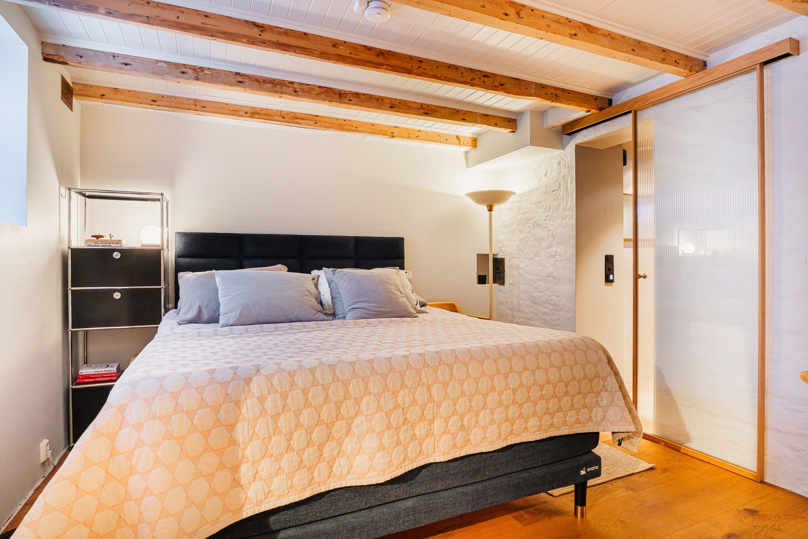 Synlige trebjelker i taket er beholdt for å gi en lun romfølelse. Galleribilde