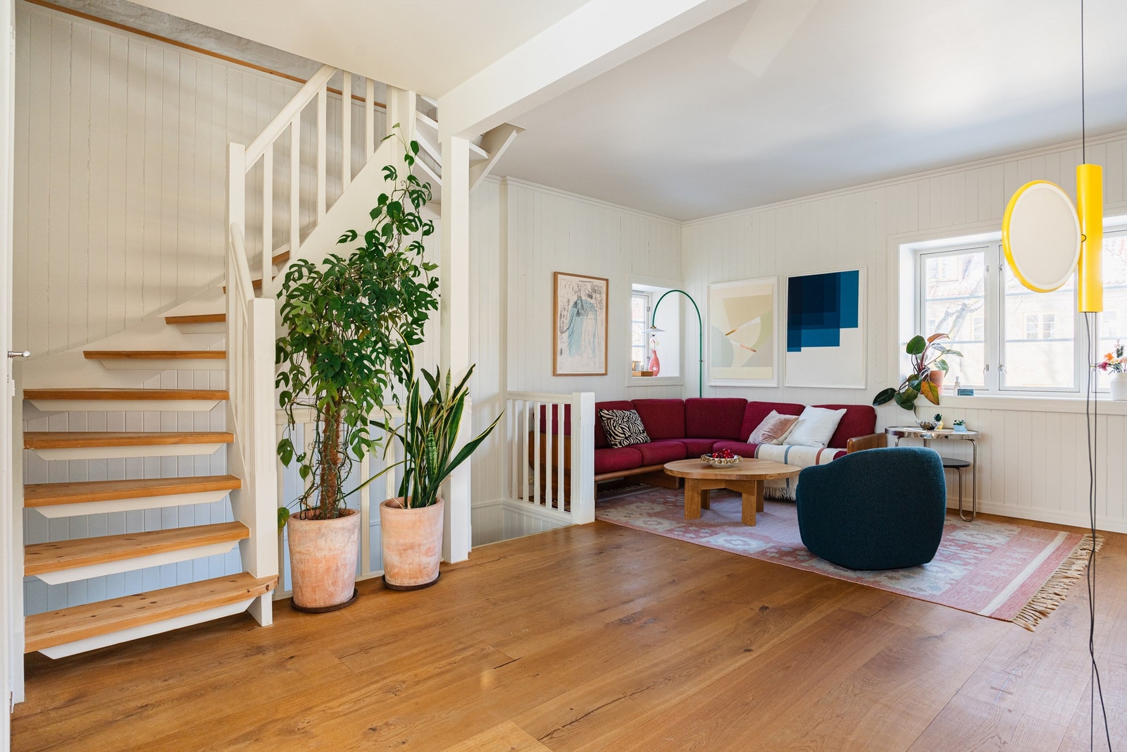 Den originale trappen fører videre opp til loftsetasjen. Galleribilde