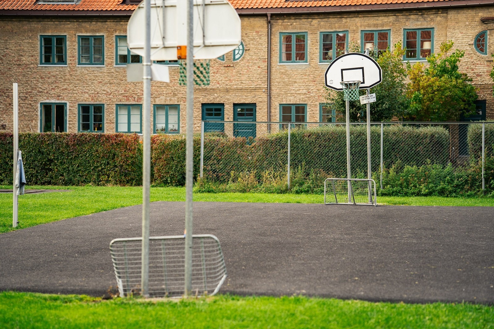 Borettslaget har eget fotballag og en aktiv velforening. Galleribilde