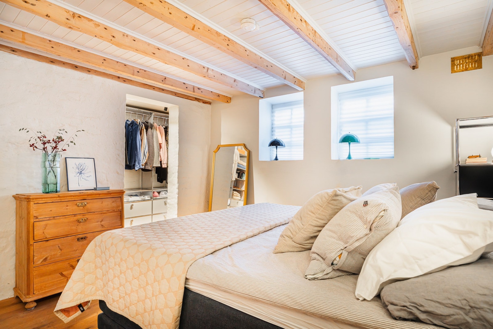 Rommet er romslig med plass til dobbeltseng og tilhørende møblement. Galleribilde