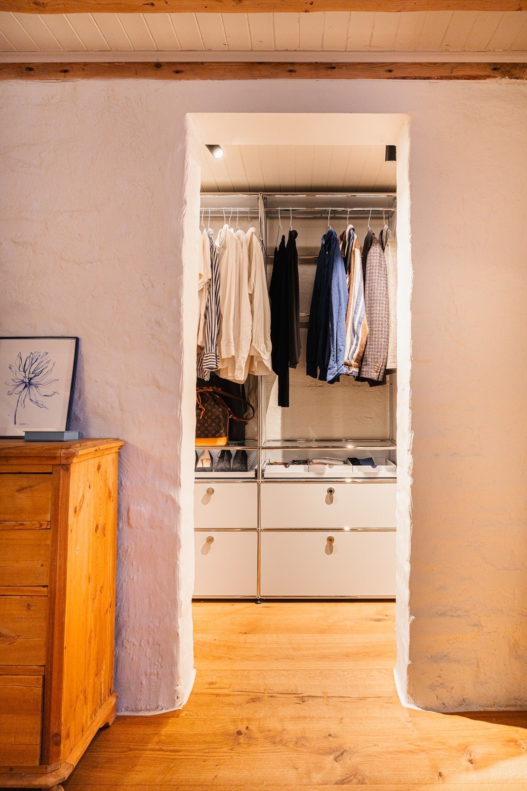 Et praktisk walk-in closet gir rikelig med oppbevaringsplass. Galleribilde