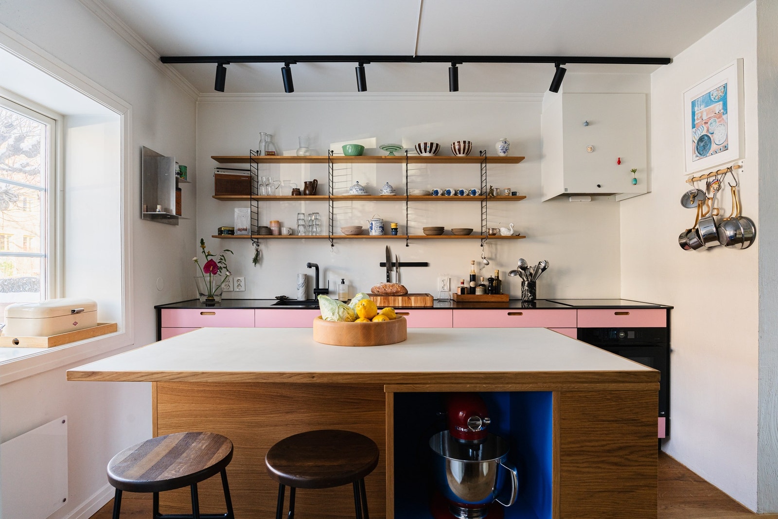 En frittstående kjøkkenøy på hjul gir ekstra arbeidsflate og fleksibilitet. Galleribilde