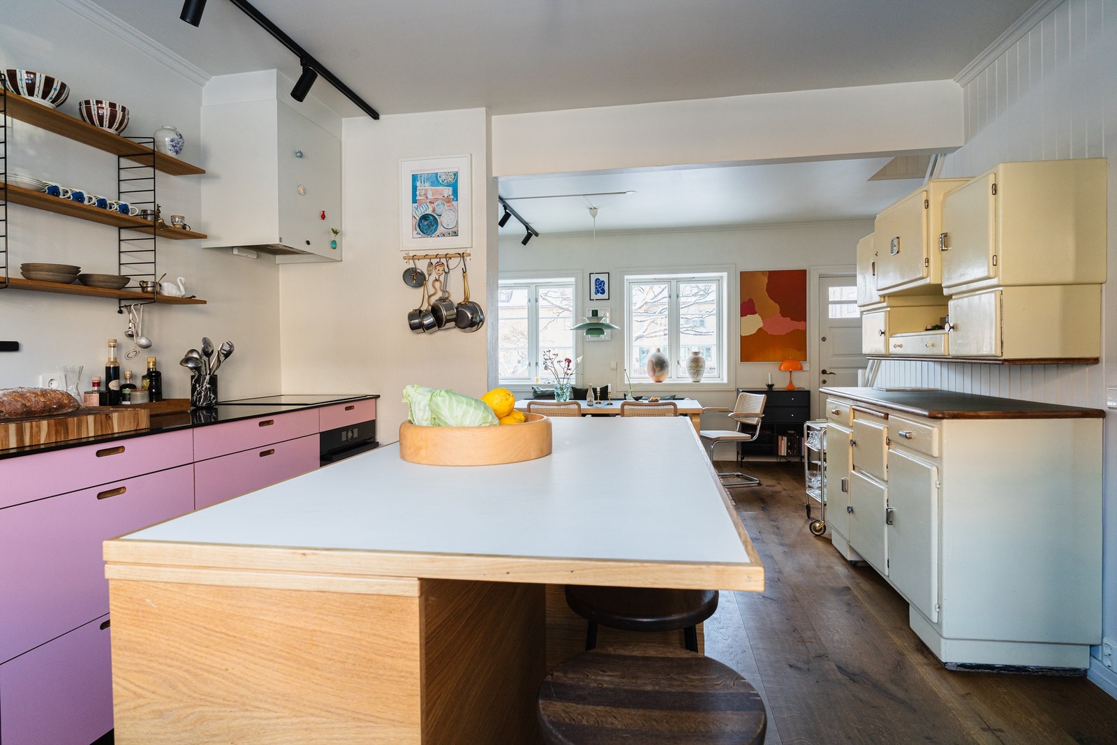 Åpne hyller fra String-systemet gir god og oversiktlig oppbevaringsplass. Galleribilde