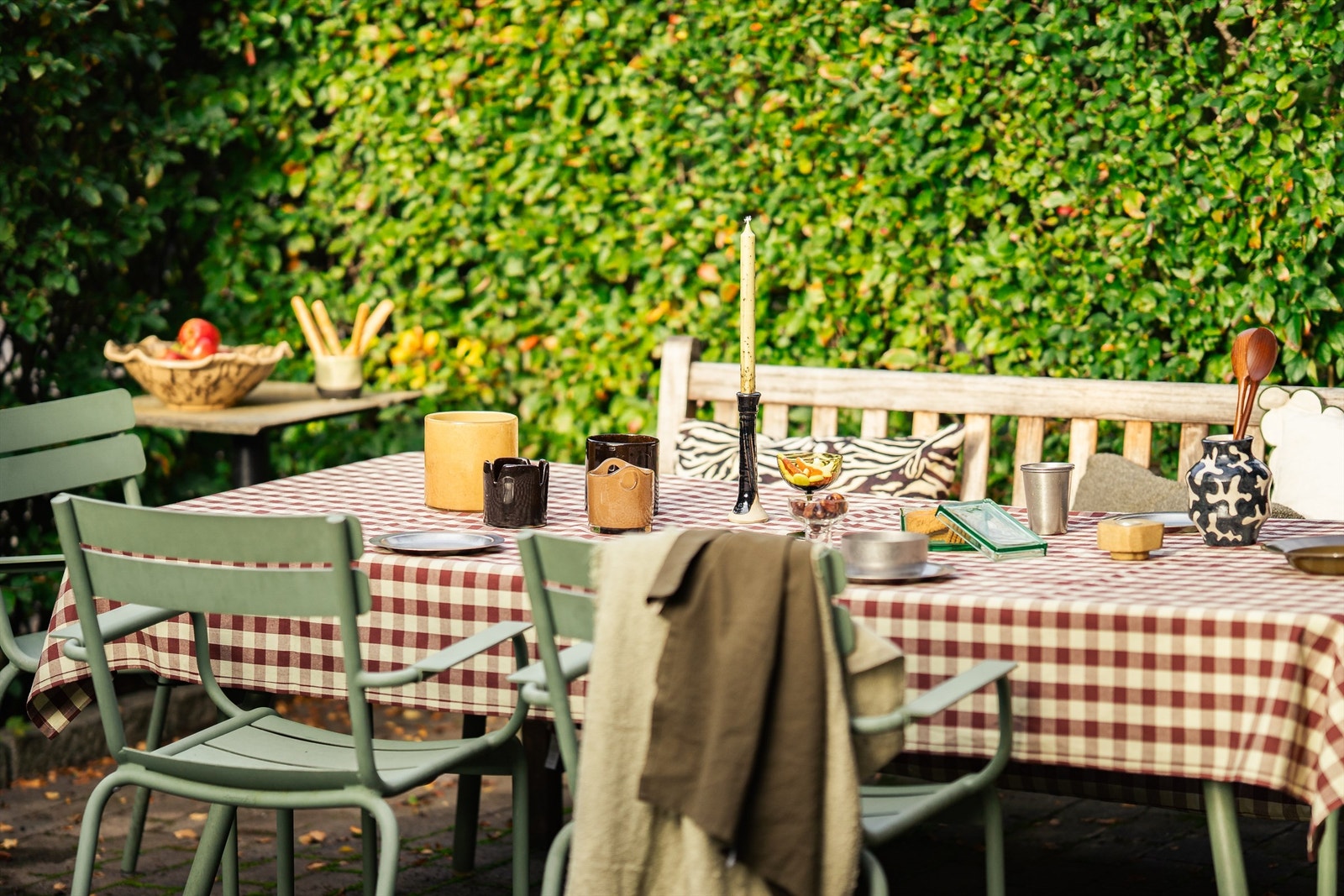 En skjermet uteplass som inviterer til lange sommerkvelder. Galleribilde