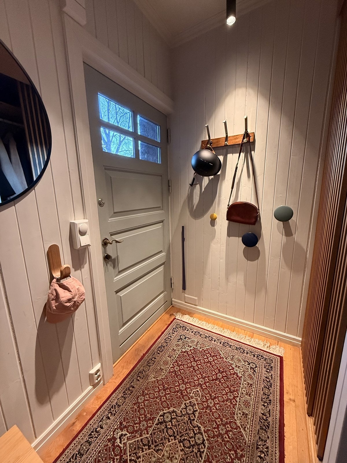 Inngangspartiet ønsker velkommen inn og leder naturlig videre til etasjens sosiale sone. Galleribilde