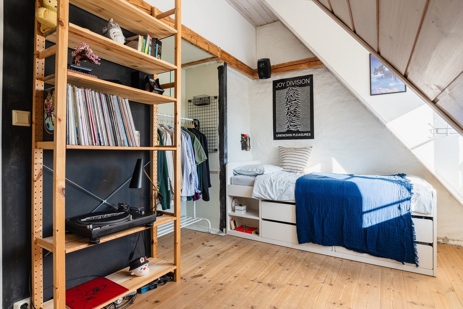 Synlige trebjelker som gir en lun romfølelse. Galleribilde