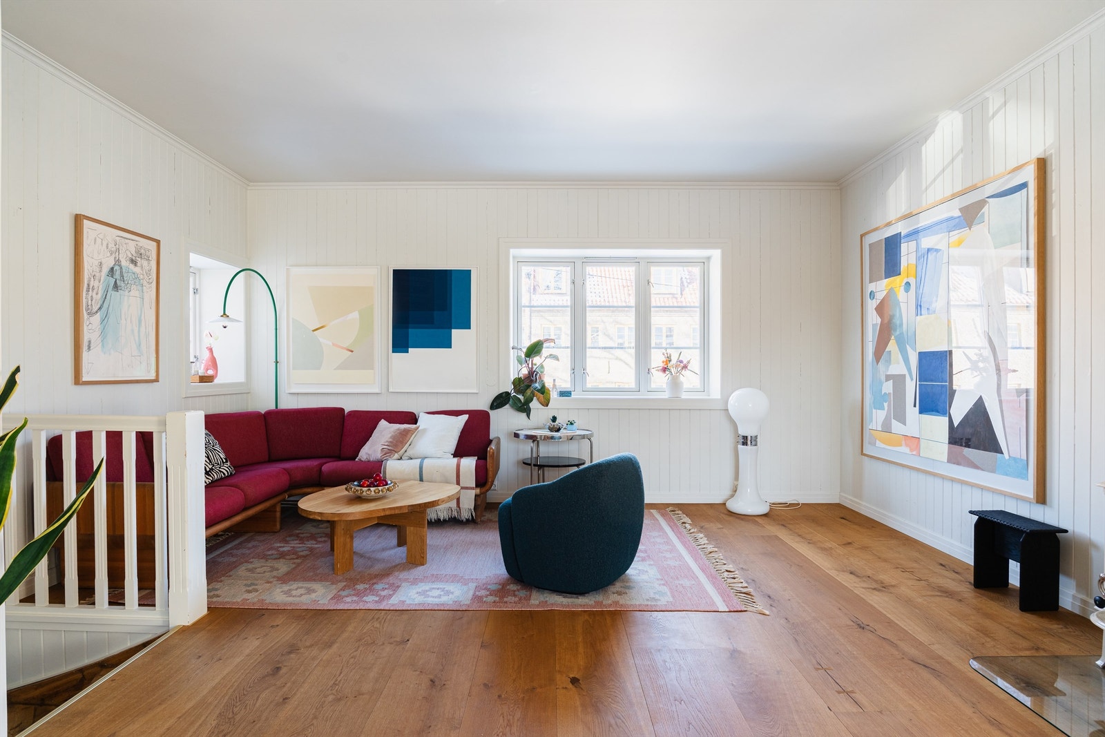 Stuen i andre etasje ble oppgradert i 2021 og har gjennomgående heltre Dinesen eikeparkett. Galleribilde