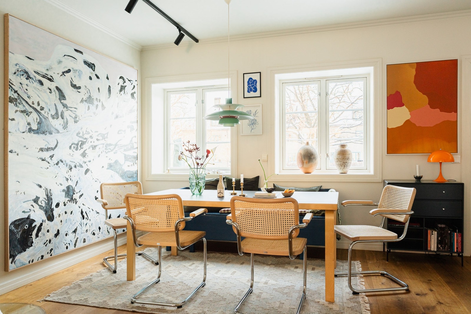 Store, klassiske vindusflater slipper inn rikelig med dagslys. Galleribilde