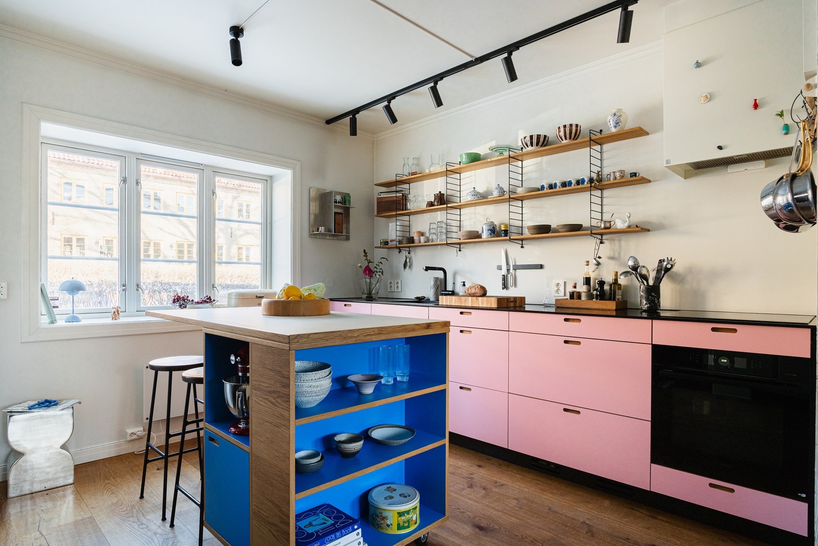 Kjøkkenet er snekkerbygget av Morten Engebretsen og ble installert i 2021. Galleribilde