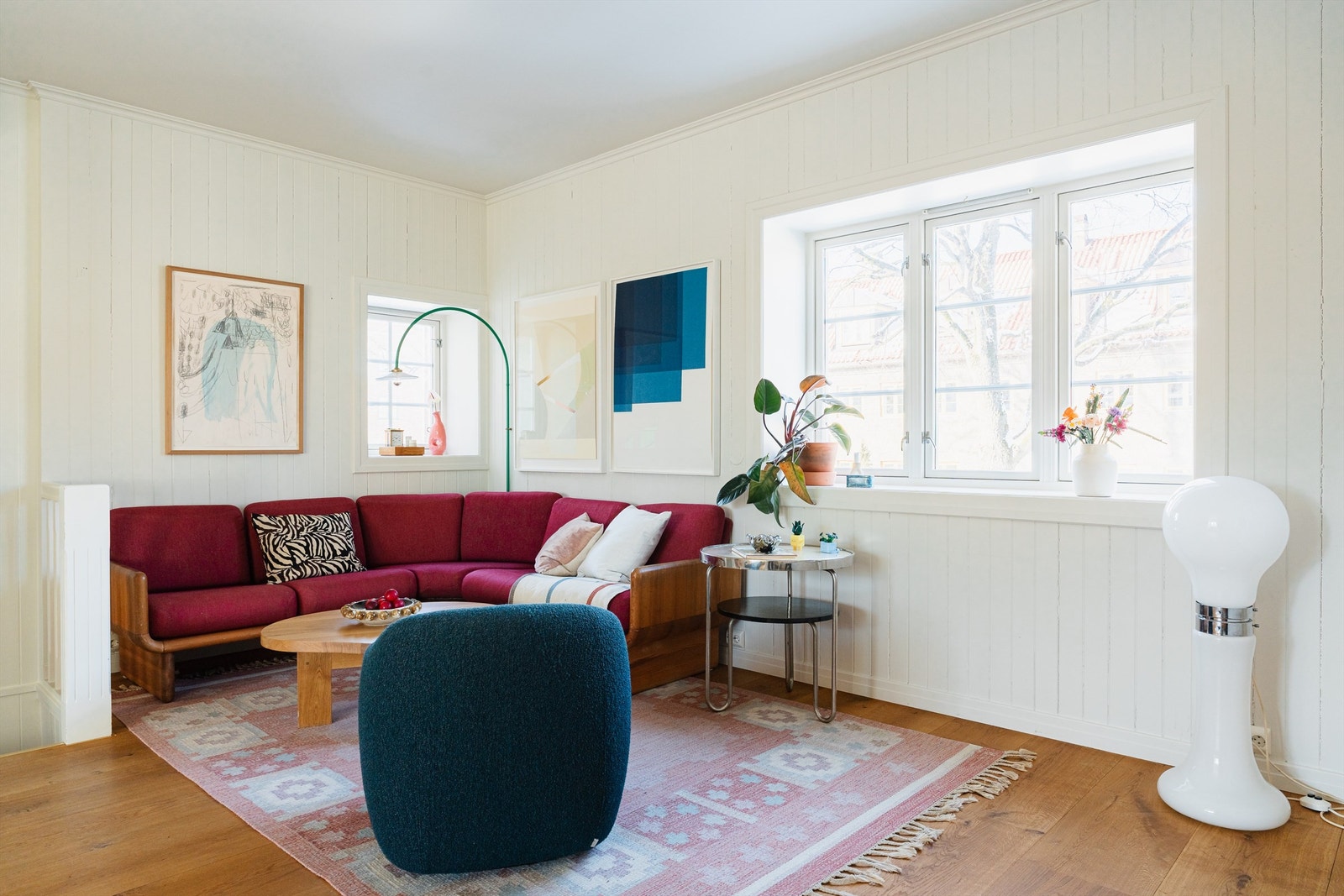 Store vindusflater og gjennomgående planløsning skaper en luftig atmosfære. Galleribilde