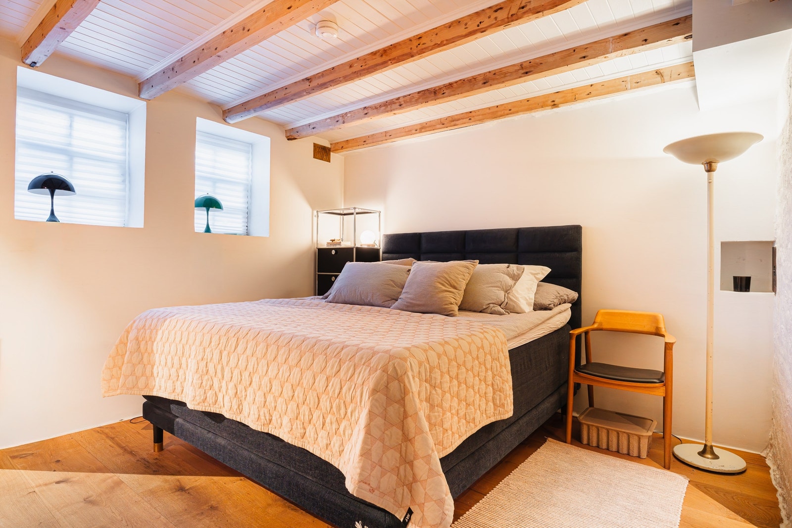 Hovedsoverommet ligger tilbaketrukket i en egen etasje. Det bemerkes at vinduene i kjelleren ikke tilfredsstiller krav til rømningsvei for rom godkjent for varig opphold. Se punkt om ferdigattest for nærmere informasjon. Galleribilde