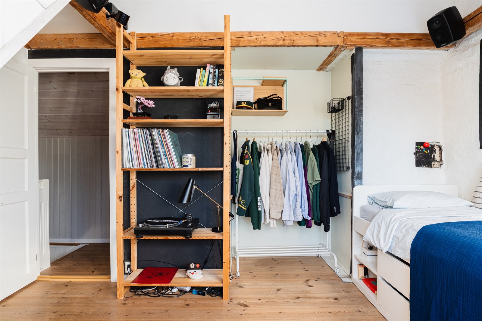 Rommet er lyst med malte, glatte veggflater og paneltak. Galleribilde