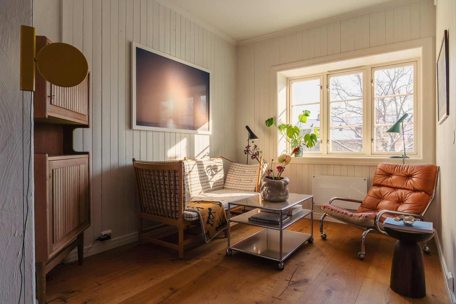 En lys og trivelig krok med plass til en lesestol eller en liten sittegruppe. Galleribilde