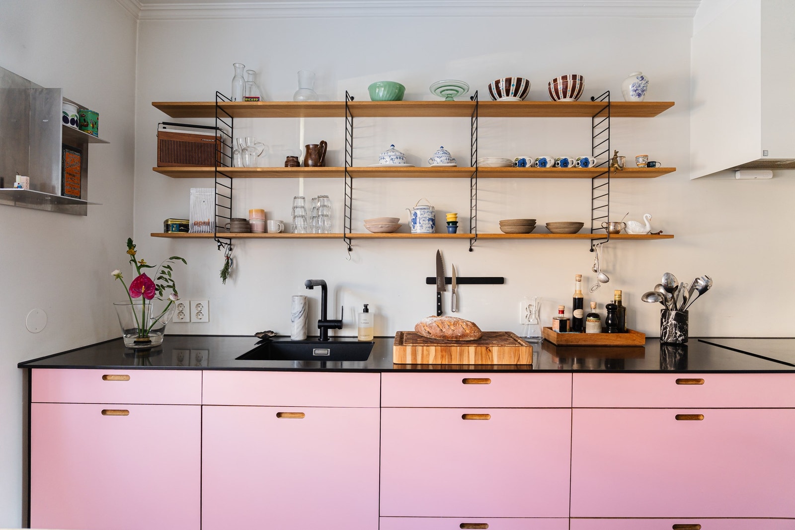 Benkeplaten er i sort Corian med underlimt oppvaskkum i sort kompositt. Galleribilde