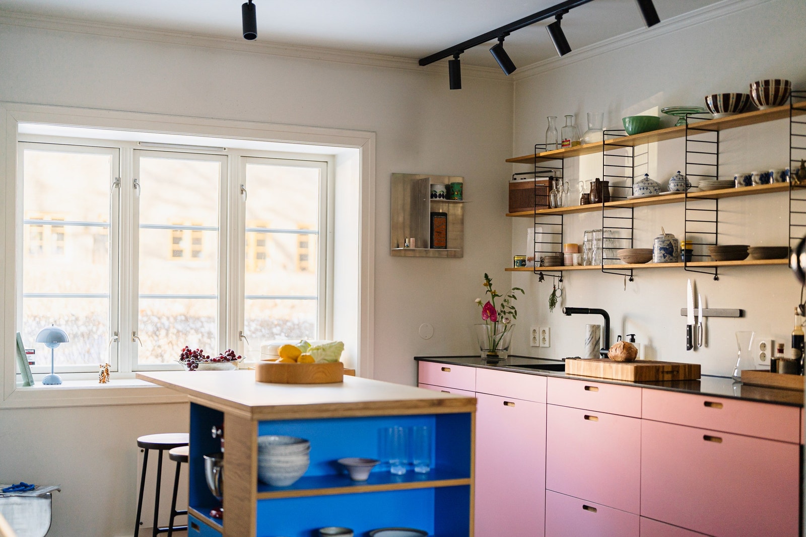 Innredningen har fokus på funksjonalitet og solide materialer. Galleribilde