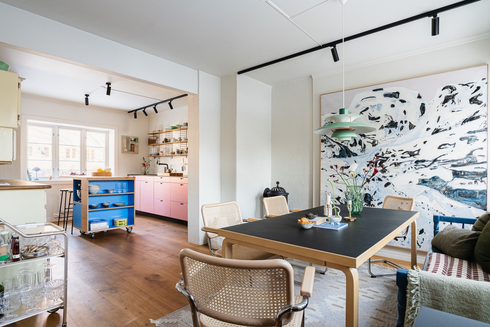 Dette er et påkostet townhouse i populære Lille Tøyen Hageby med private uteplasser og en unik atmosfære. Galleribilde