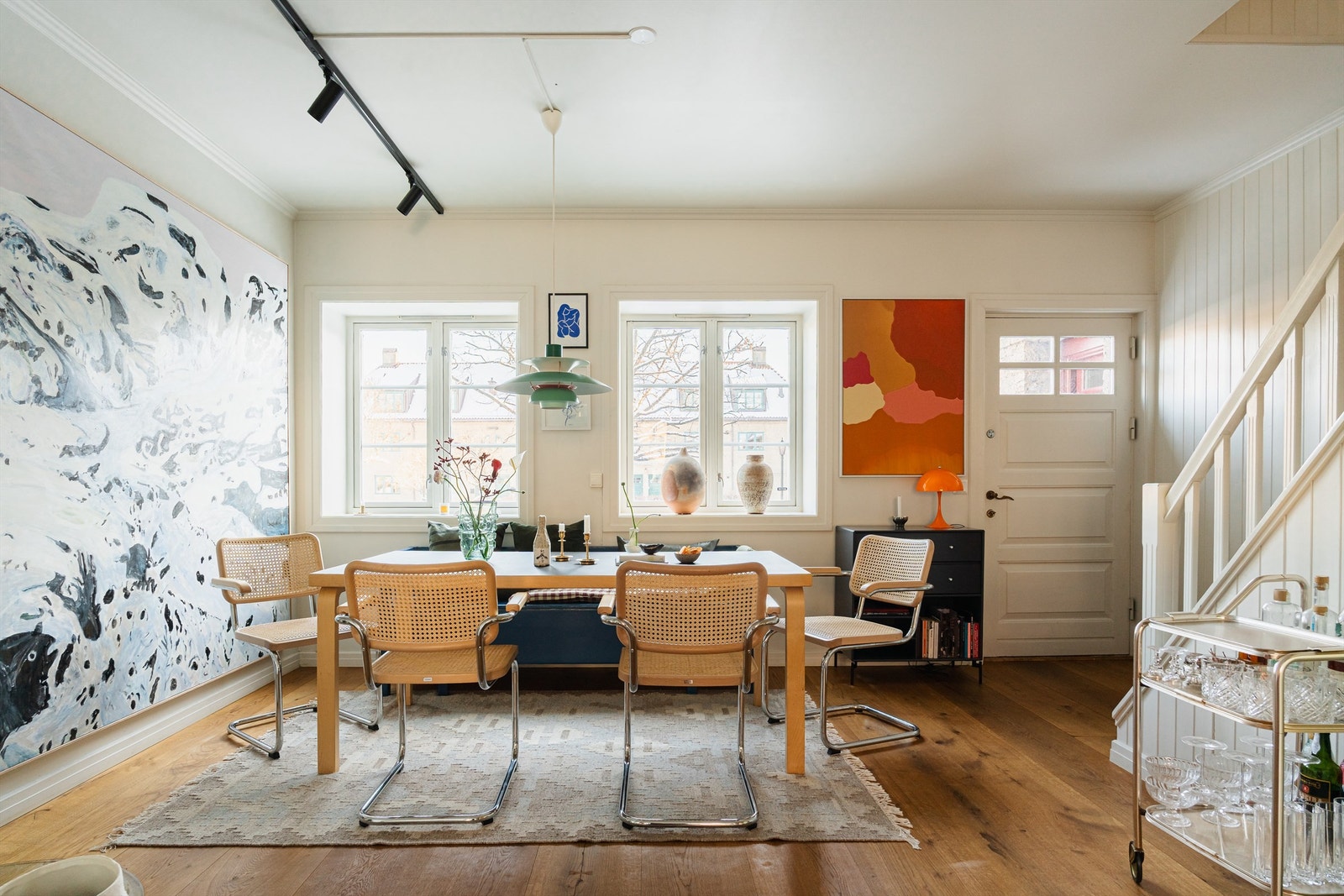 Spisestuen har god plass til et stort spisebord der venner og familie kan inviteres på middager. Galleribilde