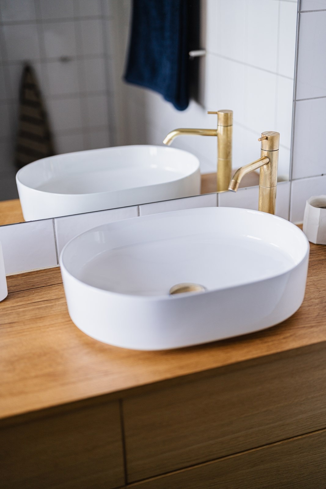 Detaljer som toppmontert skålservant og moderne armatur ble installert i 2026. Galleribilde