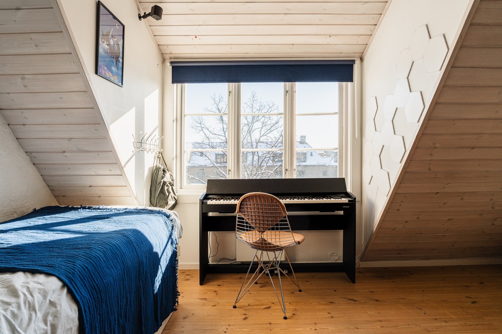 Vinduet gir godt med naturlig lys og utsikt over nærområdet. Galleribilde