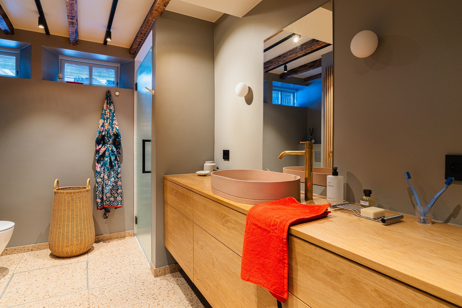 Badet i kjelleren ble omfattende oppgradert i 2021, med Terrazzofliser og gulvvarme. Galleribilde