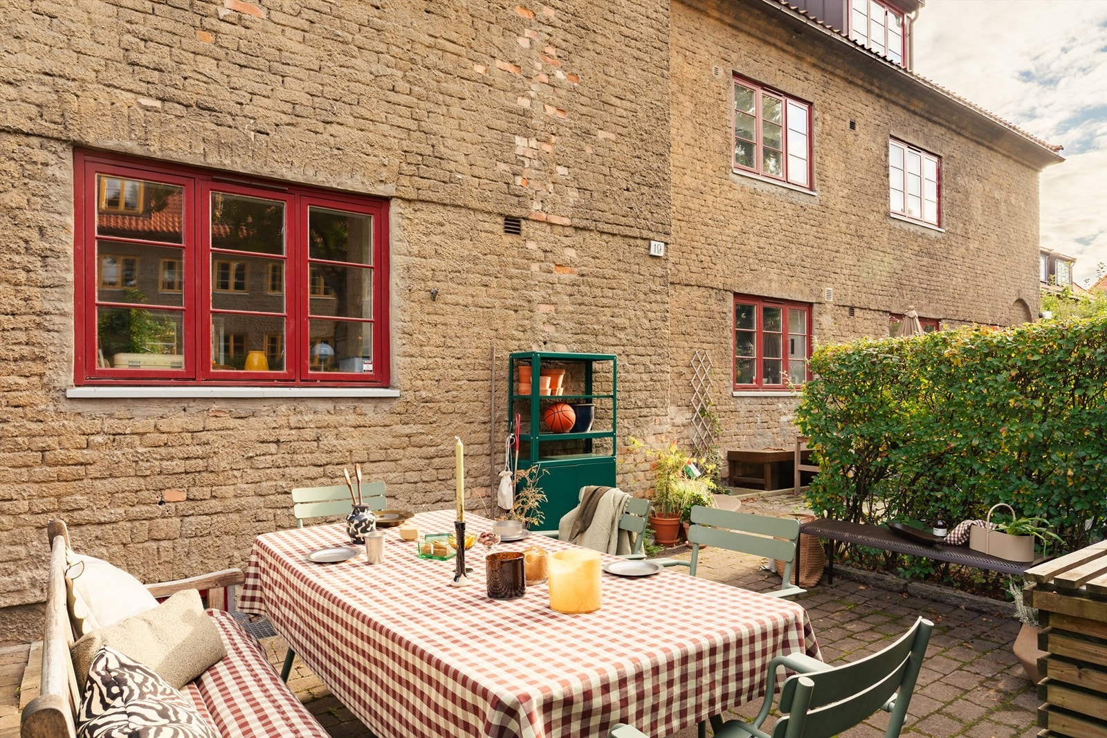 Den ene hageparsellen er også belagt med brostein og er en naturlig sone for å møblere med en sittegruppe. Galleribilde