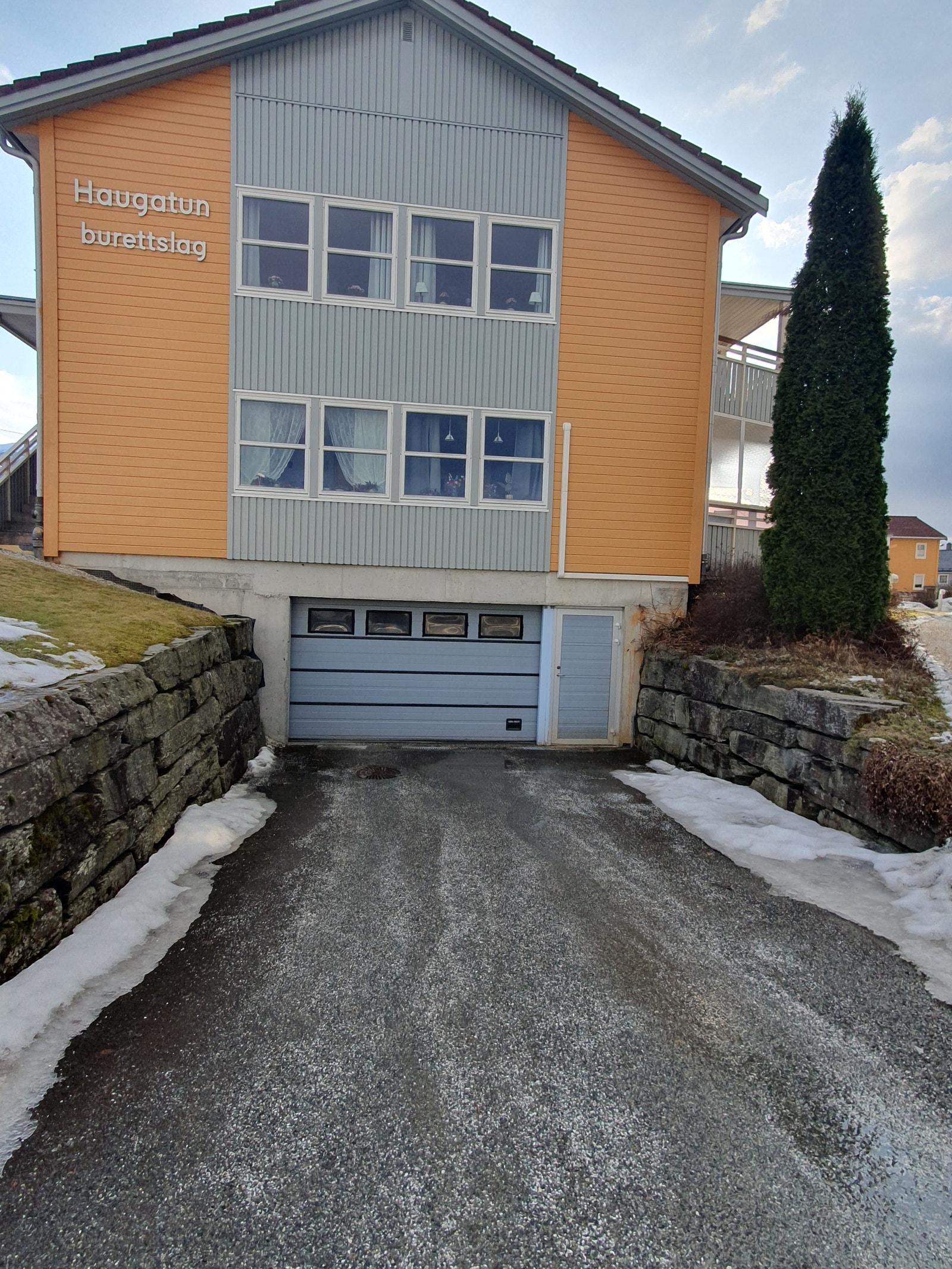 Innkjørsel til garasje i kjeller Galleribilde