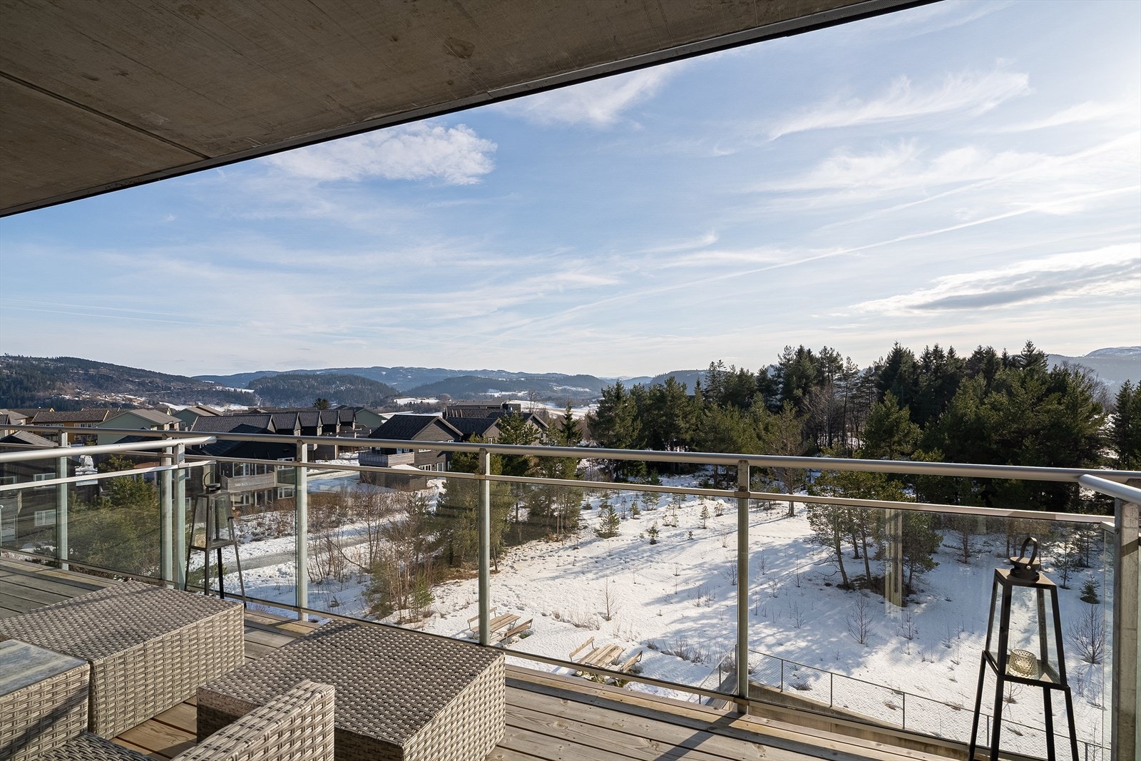 Fra stuen er det utgang til en flott balkong på 8 kvm. Galleribilde