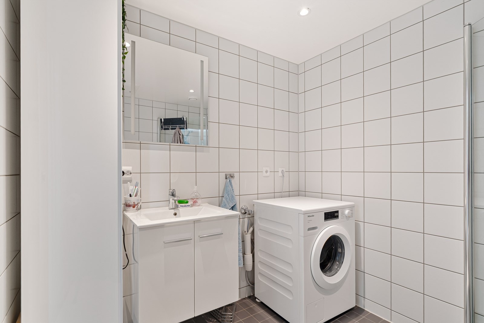 Lekkert bad med opplegg for vaskemaskin. Galleribilde