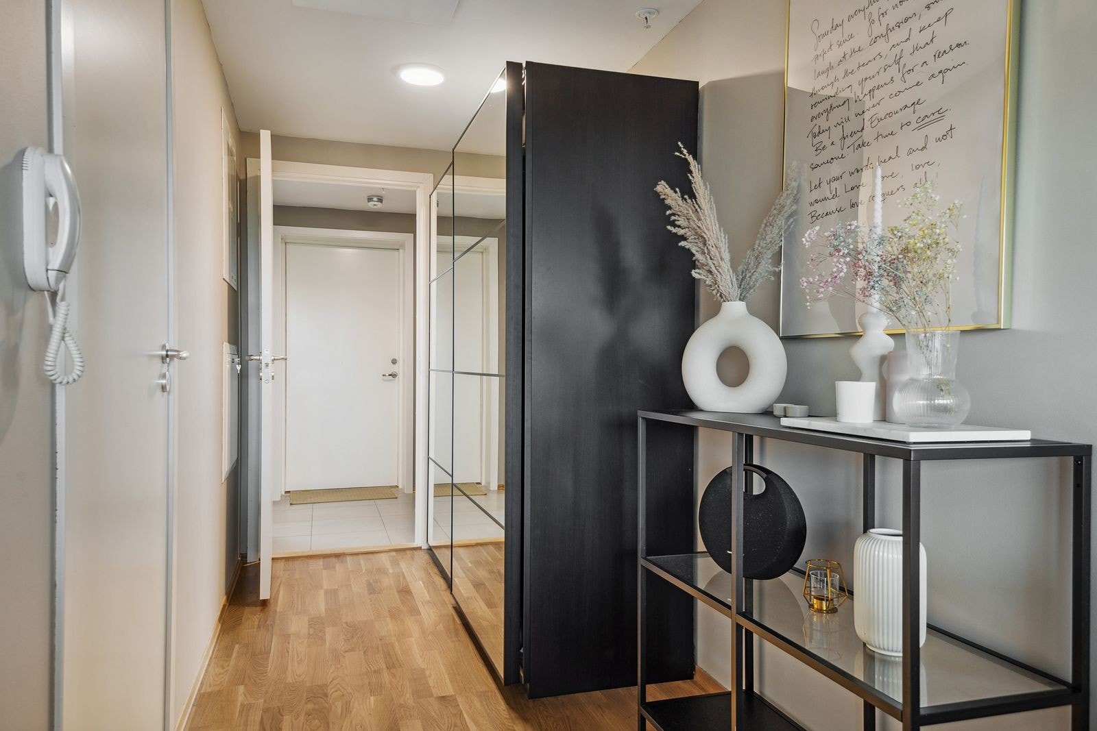 Gang med praktisk garderobeløsning. Galleribilde