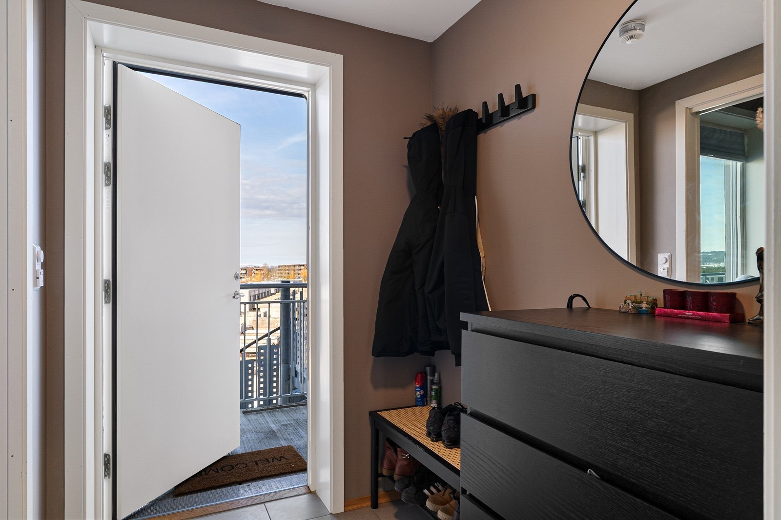 Plass til å henge fra seg ytterklær i entrè. Galleribilde