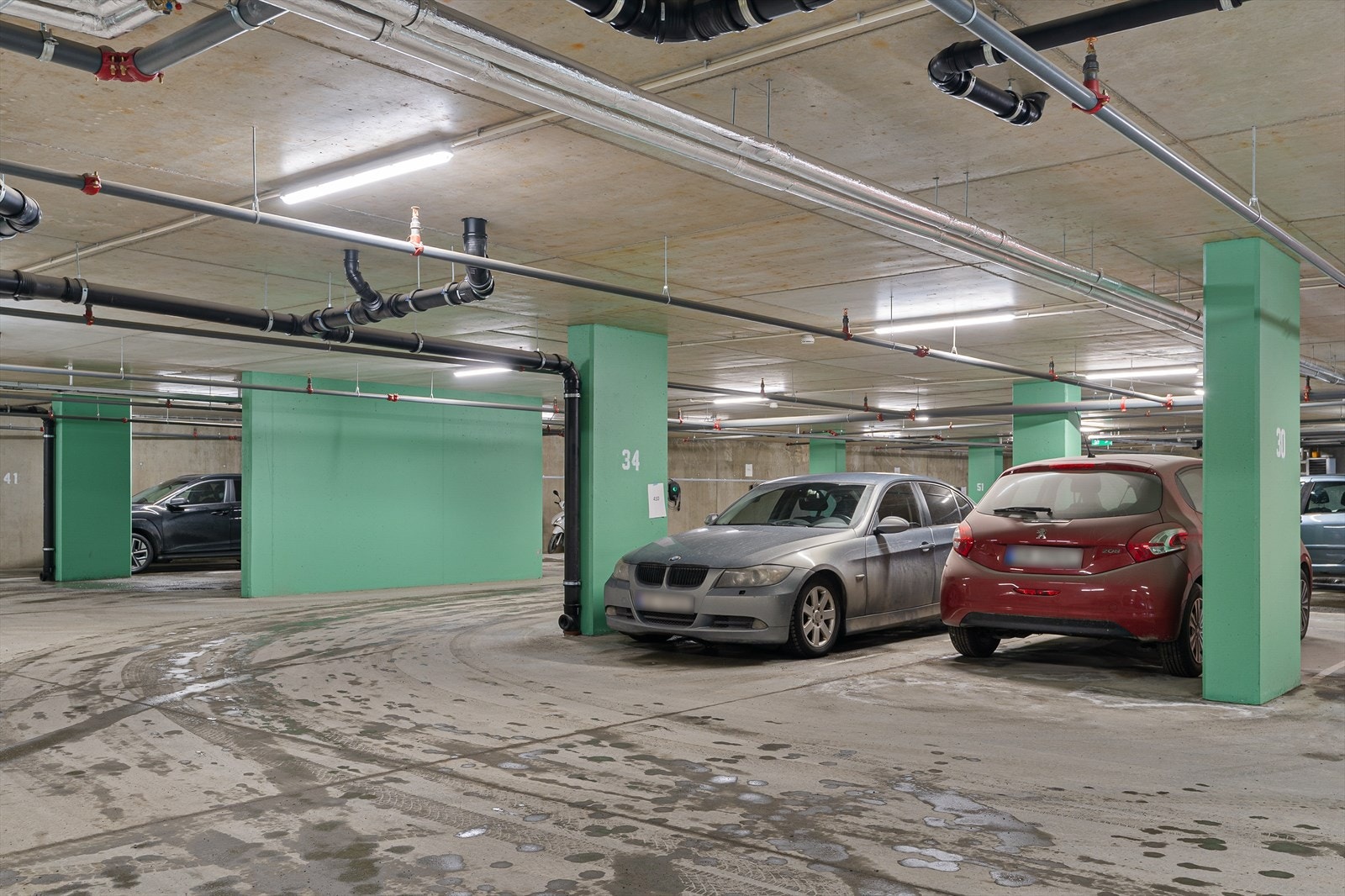 Leiligheten disponerer en parkeringsplass i felles p-kjeller. Galleribilde