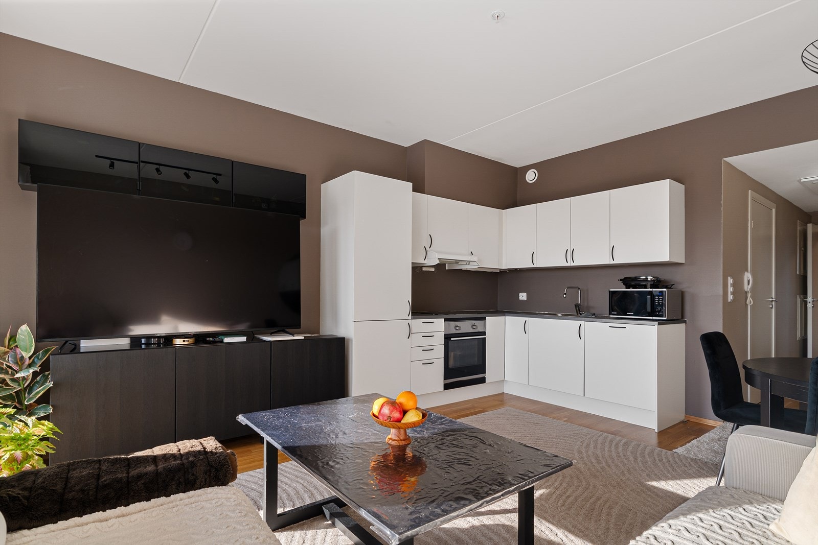 Flott kjøkken - Kjøkkeninnredning med slette fronter og integrerte hvitevarer. Galleribilde