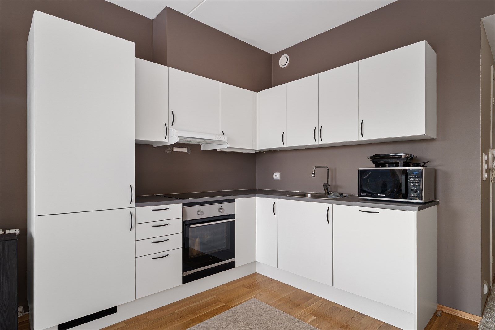 Godt meg skapplass på kjøkken. Selger kjøpte ekstra overskap. Galleribilde