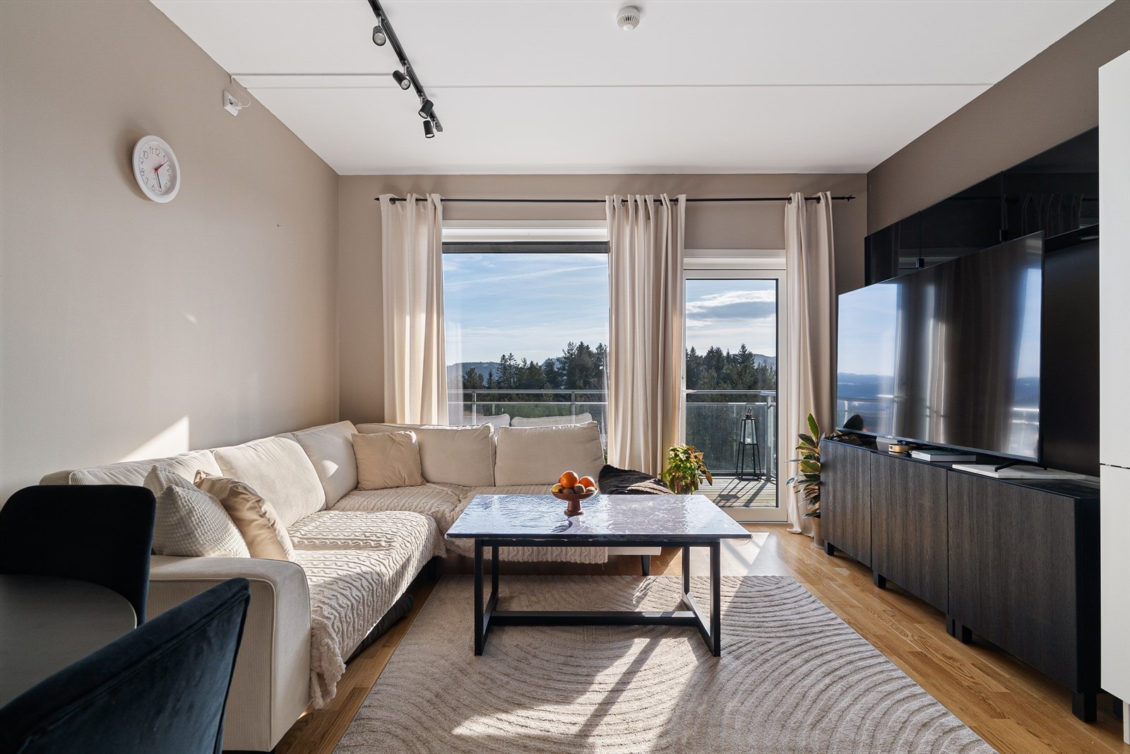 Stue og kjøkken i åpen løsning. Plass til sofagruppe, spisebord og tilhørende møblement. Galleribilde