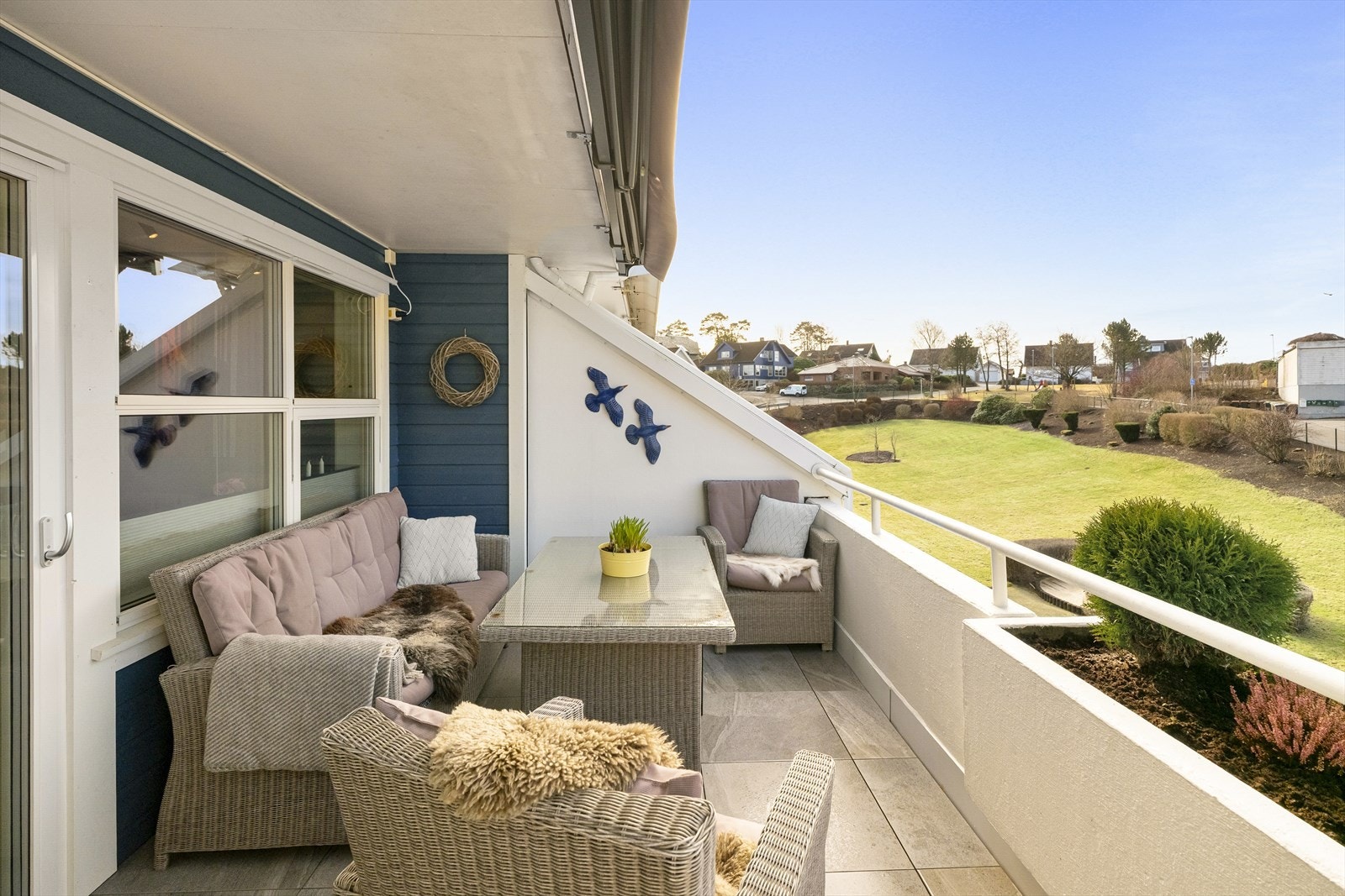 Stor vestvendt balkong med elektrisk markise Galleribilde