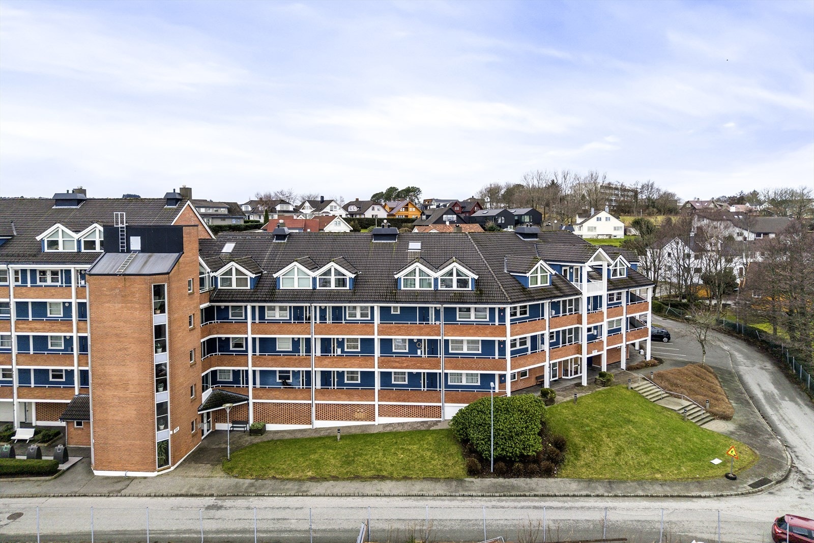 Det er parkering i u.etg og tilgang opp via heis + trapp Galleribilde