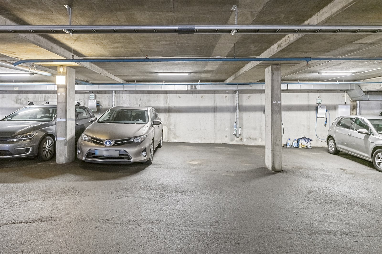 Egen garasjeplass med mulighet for å montere el-bil lader Galleribilde