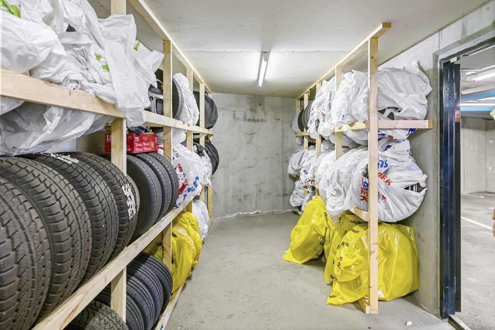 Felles dekkrom for oppbevaring av 1 sett bildekk Galleribilde