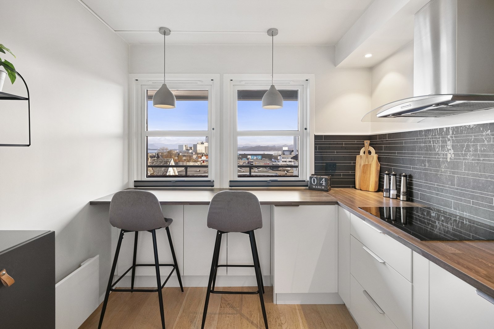 Pent og praktisk kjøkken i eget rom Galleribilde