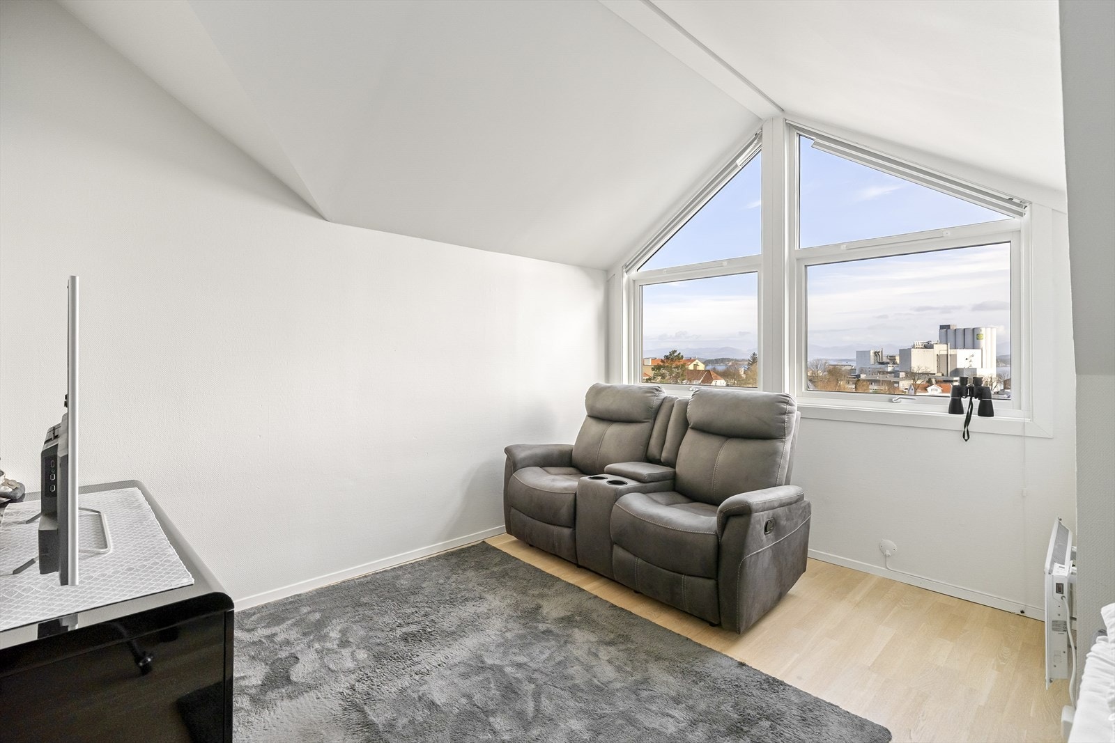 Soverom / stue med ekstra takhøyde og flott utsikt Galleribilde