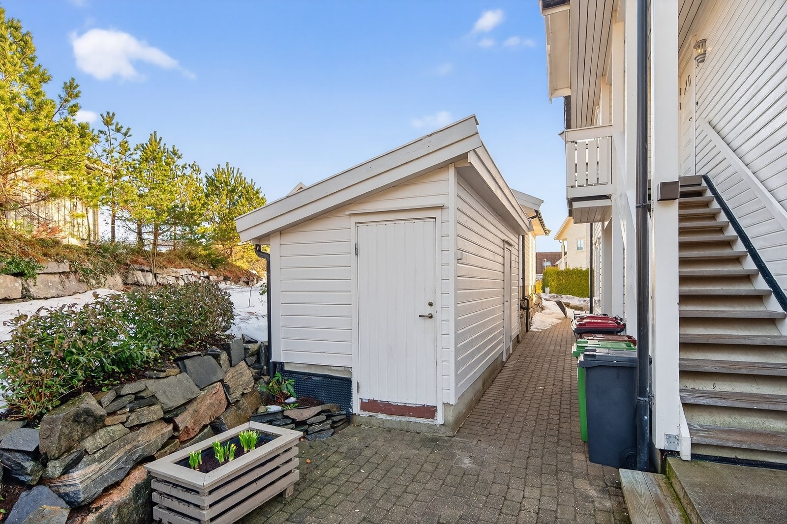 Leiligheten disponerer utvendig bod beliggende på felles tomt for firemannsboligen Galleribilde