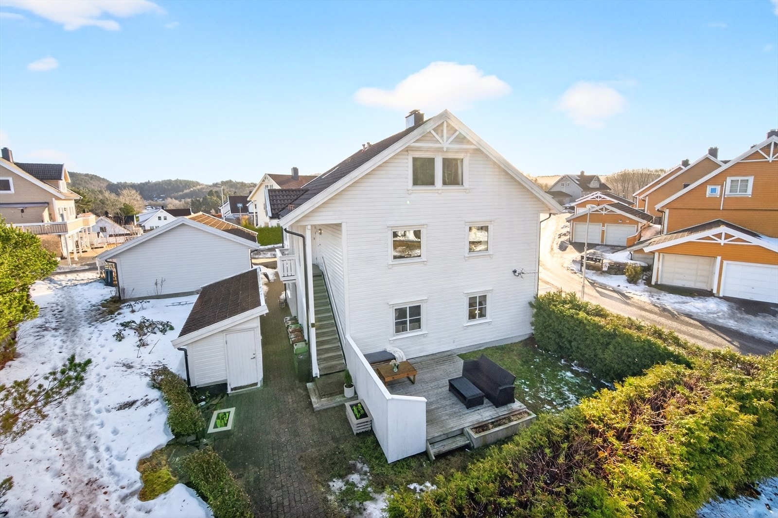 Leiligheten har eksklusiv bruksrett på hage med platting beliggende ved boligens inngangsparti Galleribilde