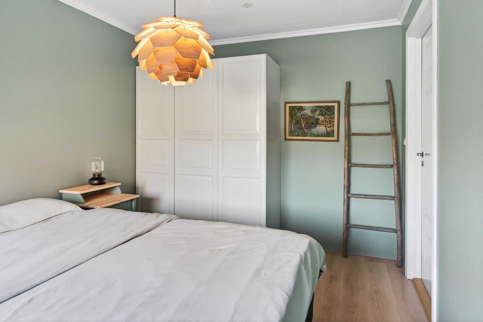 Det er også plass til dobbeltseng og garderobeløsning i dette soverommet Galleribilde