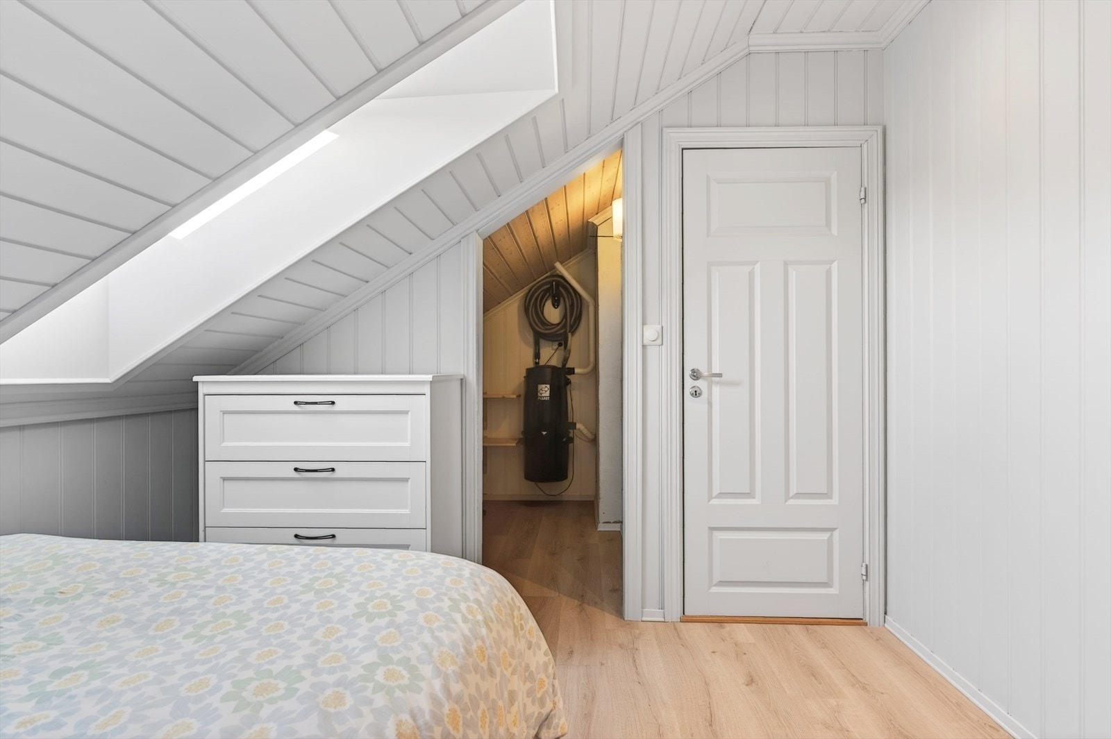 Det er inngang til bod som er praktisk for oppbevaring fra dette soverommet Galleribilde