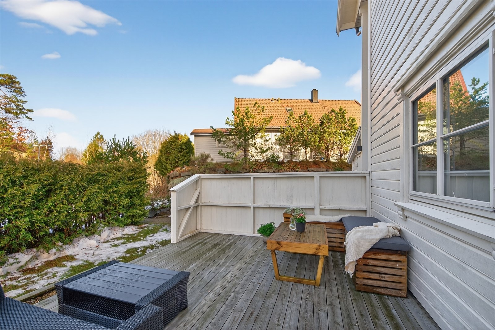 Det er god plass til sittegruppe og annet tilhørende utemøblement på terrasse Galleribilde
