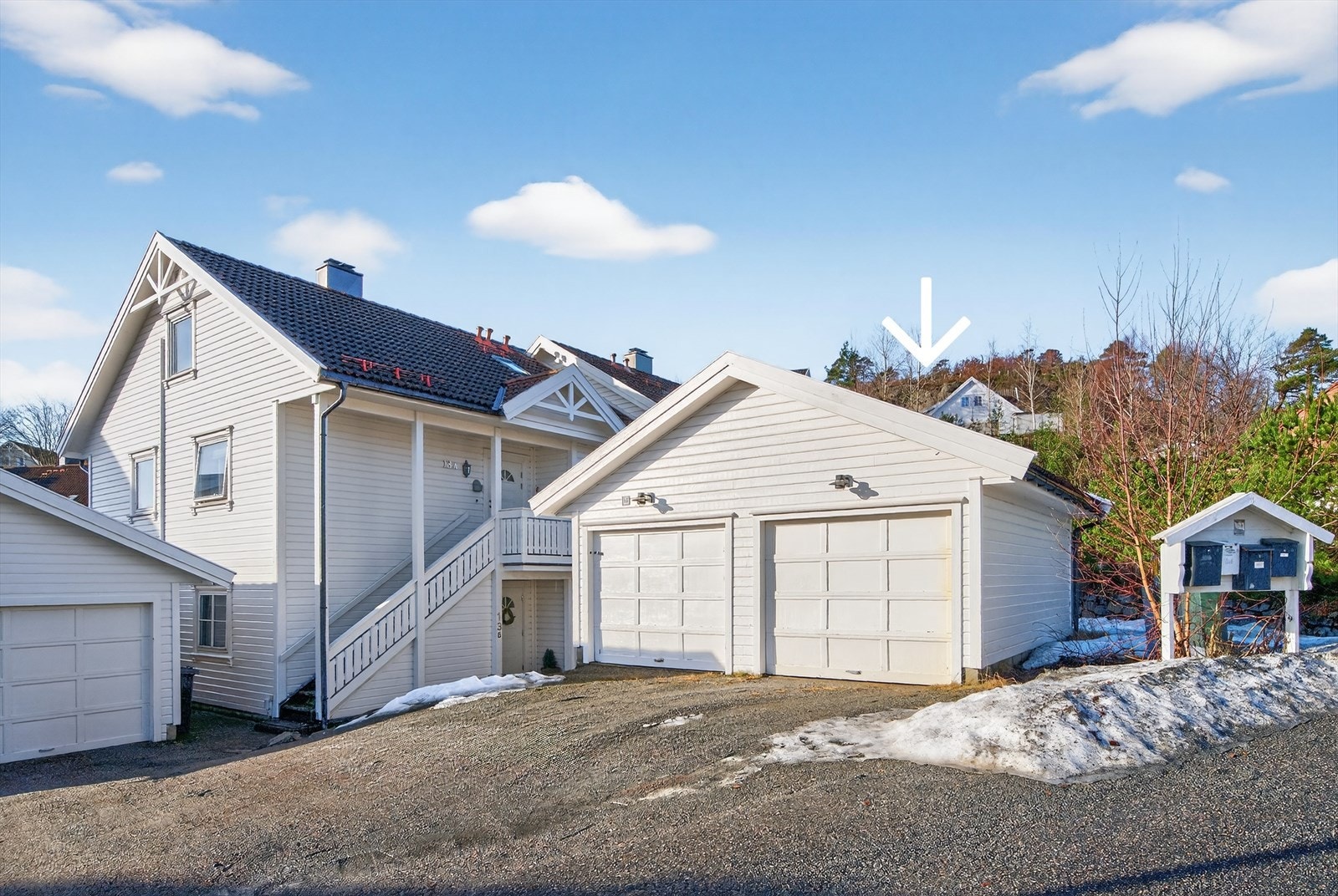 Det medfølger også halvpart av dobbel garasje til leiligheten Galleribilde