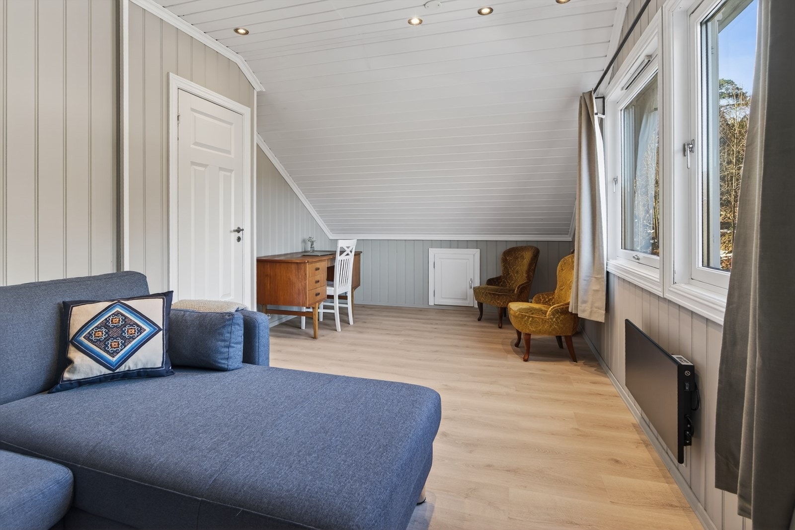 Her er det god plass til sofa, seng eller annet tilhørende møblement Galleribilde