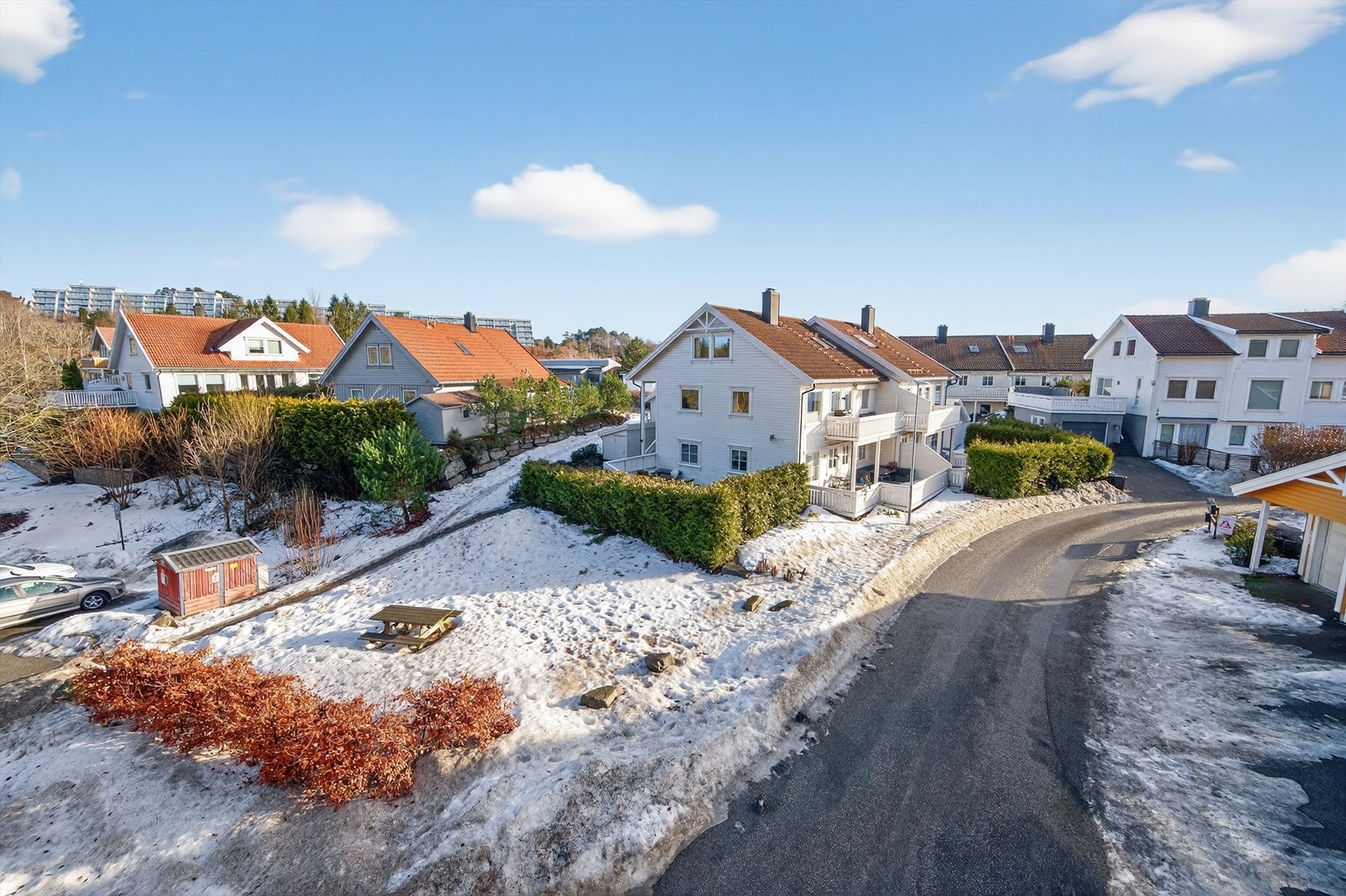 Boligen ligger i et etablert, rolig og familievennlig boligområde på Hånes Galleribilde